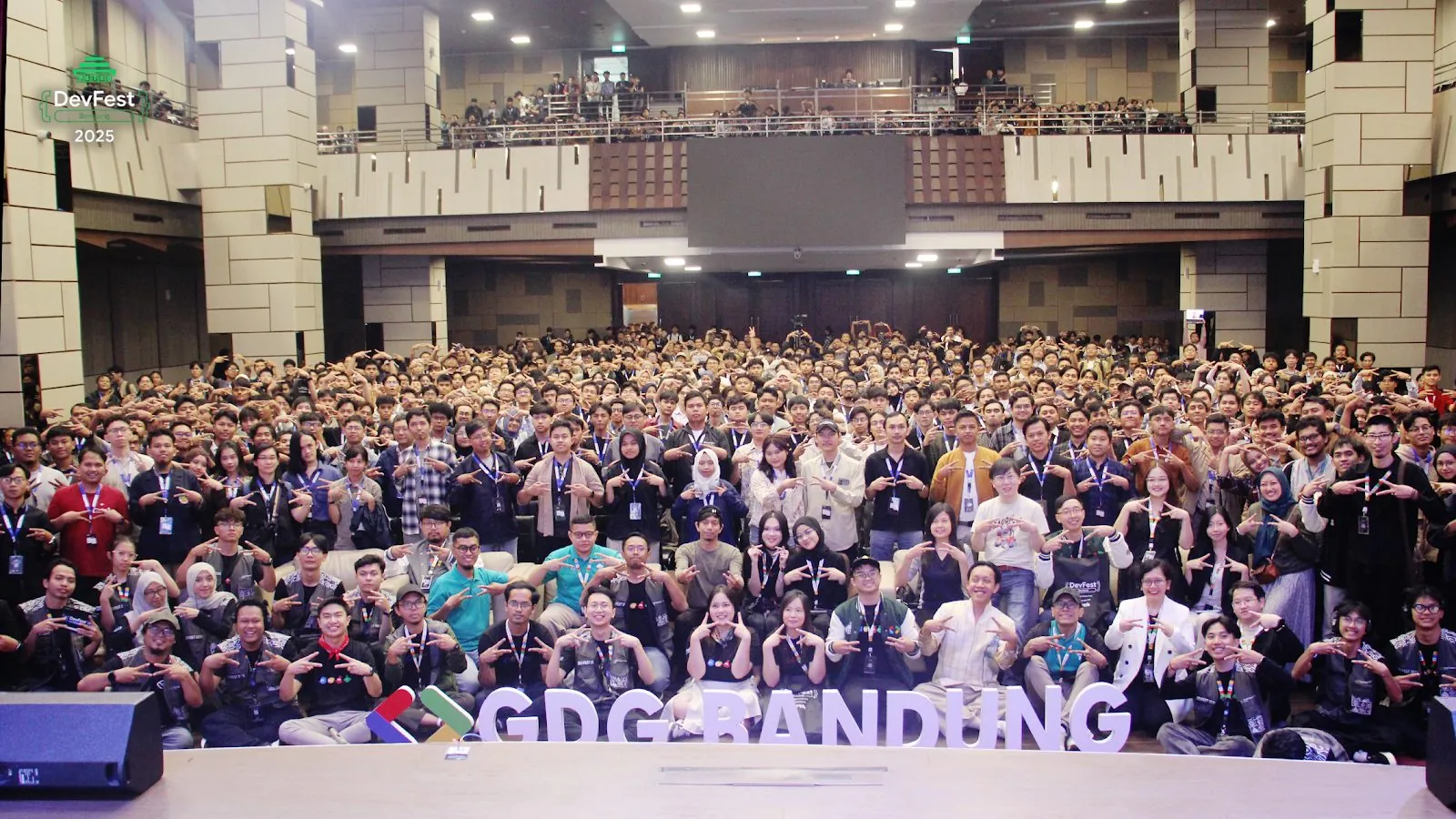 DevFest Bandung 2025 group photo with all attendees